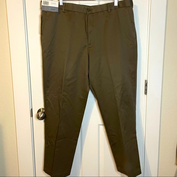 NWT Dockers Legacy Khaki brown flat front relaxed fit permanent crease 40x30